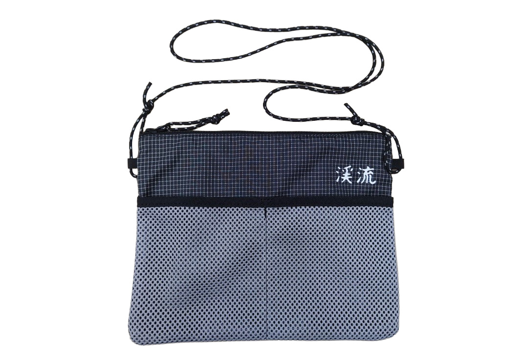 編集部が本気で作った、『渓流2026』限定サコッシュは岩場も藪も怖く